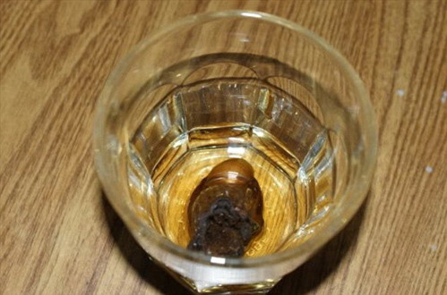 Liệu rằng món đồ uống đưa ra với một vật kỳ lạ như vậy, bạn có cả gan uống, hay sợ hãi bỏ chạy?