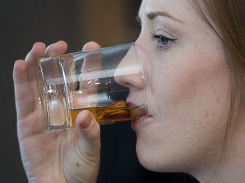 Không chỉ thế yêu cầu khi uống món đồ uống này là môi bạn phải chạm vào ngón chân.