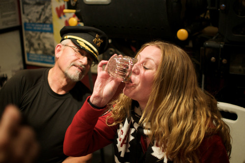 Từ đó quán phải nâng mức phạt lên tới 2.500 USD (56 triệu đồng) cho ai cố ý nuốt ngón chân. Dù món đồ uống chỉ khoảng 5 USD (120 nghìn)