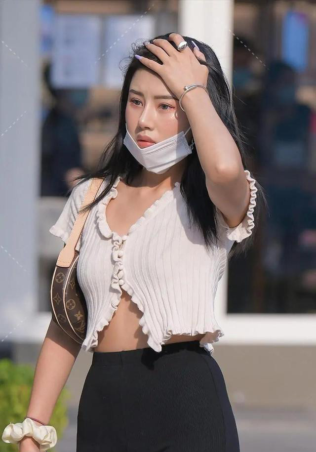 Chiếc áo giúp cô gái lộ vùng eo thon thả và làn da nuột nà, dù chỉ cài hờ hững nhưng cũng không hề bị hớ hênh.