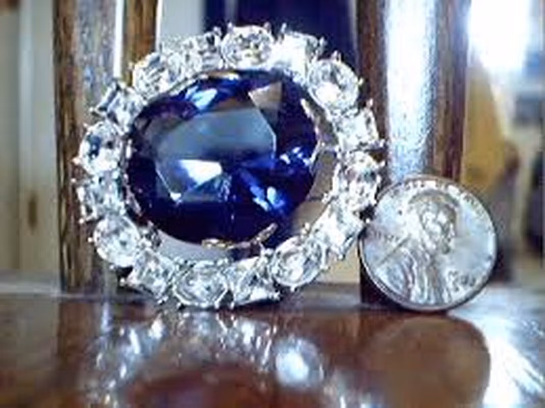 Hậu duệ của ông Henry đem bán viên kim cương Hy vọng để có tiền trả nợ. Những chủ nhân tiếp theo của viên kim cương cũng gặp chuyện xui xẻo, có cuộc sống bi kịch. Vào tháng 11/1958, viên kim cương Hy vọng được tặng cho bảo tàng Lịch sử Tự nhiên Quốc gia ở thủ đô Washington D.C, Mỹ. Kể từ đó, lời nguyền được cho là chấm dứt khi không có bất cứ nạn nhân nào khác.