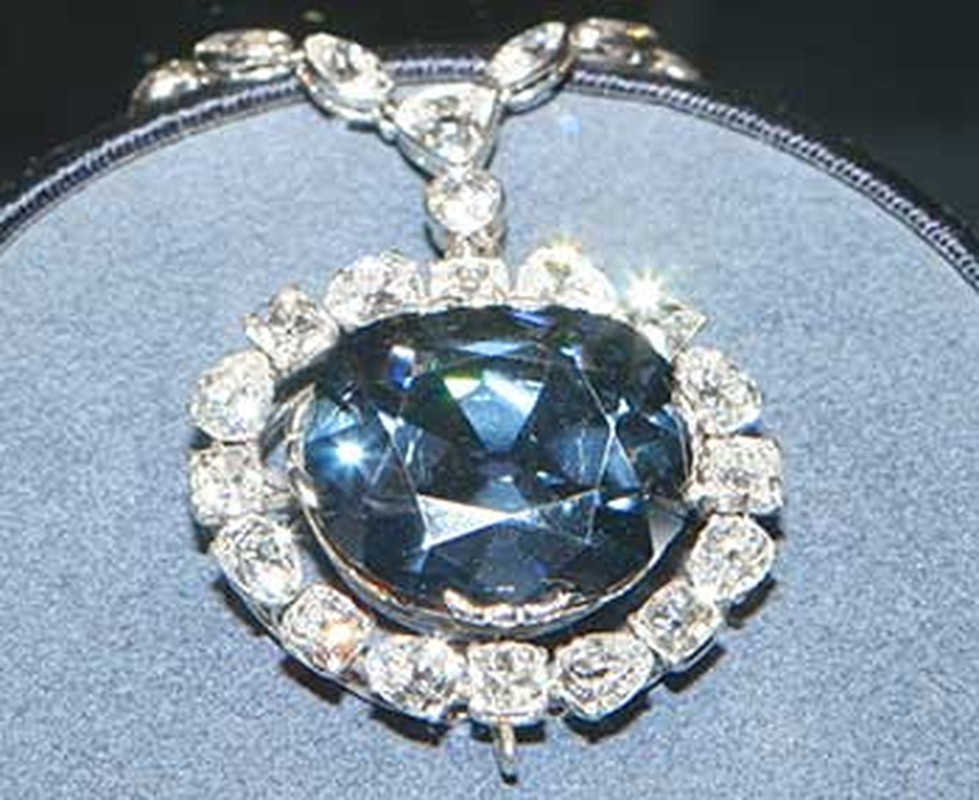 Nạn nhân tiếp theo của lời nguyền viên kim cương là Nicholas Fouquet - cận thần của vua Louis XIV. Ông ta đã đeo viên kim cương này trong một dịp đặc biệt. Không lâu sau đó, ông bị thất thế và chịu cảnh giam cầm suốt 15 năm.