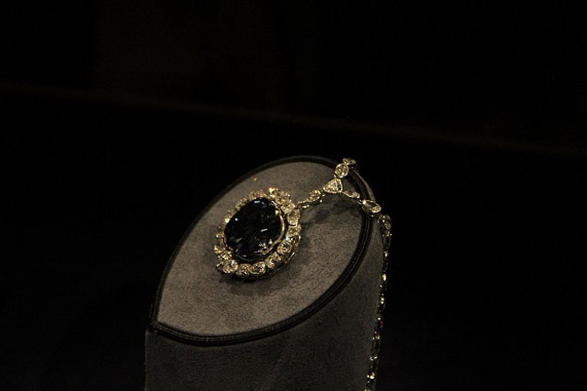 Sau đó, viên kim cương được rao bán. Năm 1839, viên kim cương này thuộc về nhà sưu tập đá quý Henry Philip. Ngay trong năm đó, ông Henry qua đời. Viên kim cương Hy vọng qua tay nhiều hậu duệ của ông Henry nhưng đều có cuộc sống không mấy tốt đẹp.