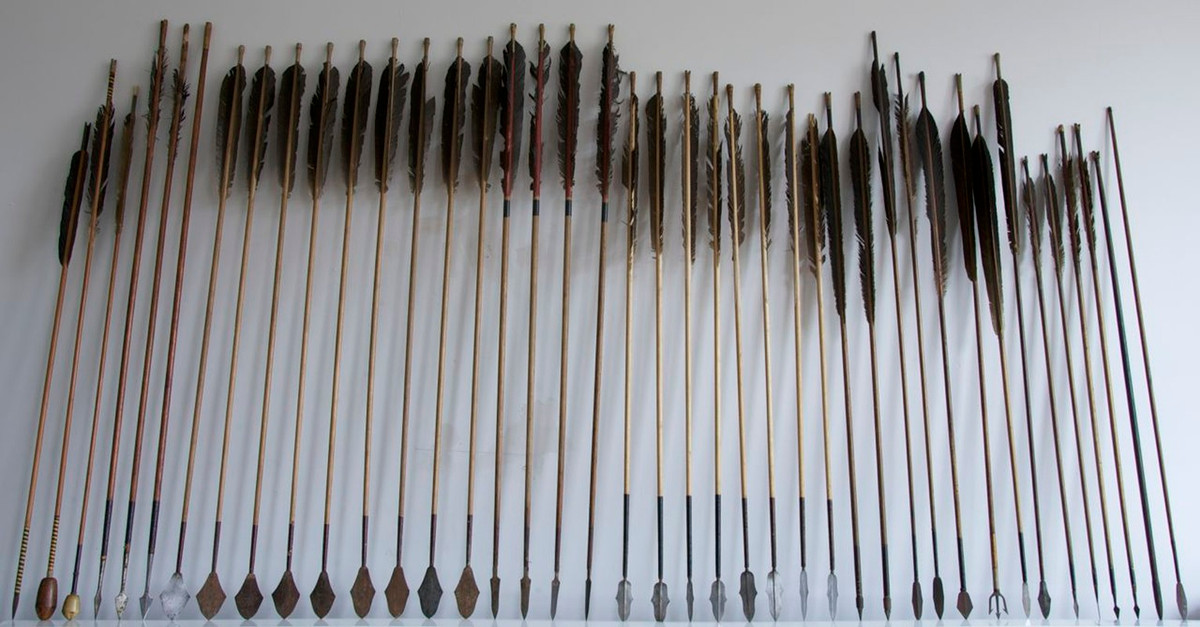 Nguyên do thứ hai là cung tên có tầm bắn xa hơn và có thể tránh được sự bảo vệ trực diện của binh lính mang khiên chắn.