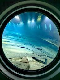 Một hành lang chịu áp suất được xây dựng dọc theo Baiheliang bên trong container cho phép du khách tham quan, ngắm nhìn di tích cổ xưa này qua các cửa sổ ở khoảng cách gần mà không cần lặn.