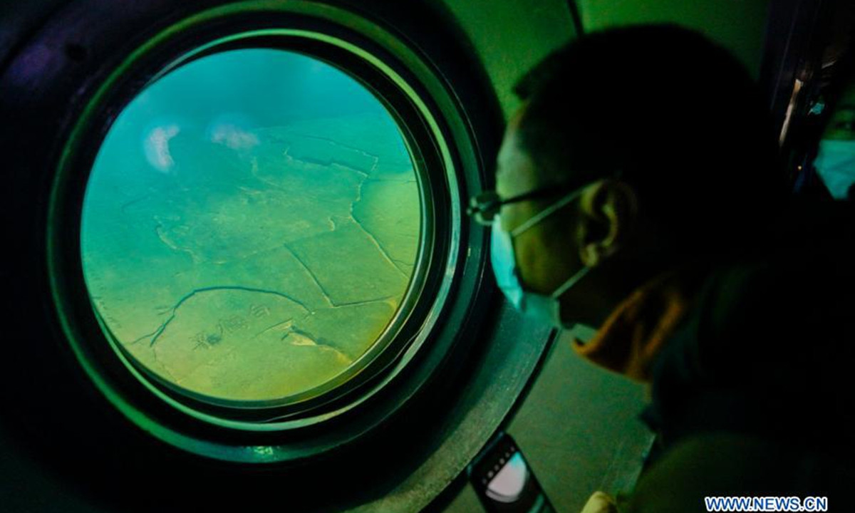 Nhằm bảo vệ "kho báu" dưới nước này, giới chức trách và các chuyên gia đã xây dựng một container không áp suất lớn tại Baiheliang.