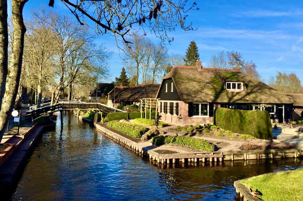 Cuộc sống ở làng Giethoorn rất đỗi yên bình. Nhiều du khách ghé tới nơi đây để có thể nghỉ ngơi, thư giãn, tạm rời xa sự ồn ào, náo nhiệt của các đô thị lớn. Làng Giethoorn yên tĩnh tới mức người dân có thể nghe thấy tiếng kêu của các loài thiên cầm.
