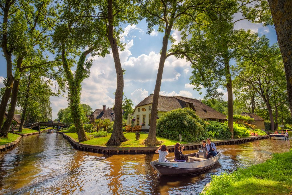 Làng Giethoorn là nơi sinh sống của khoảng 2.600 người. Xung quanh ngôi nhà của người dân có trồng rất nhiều loại hoa.