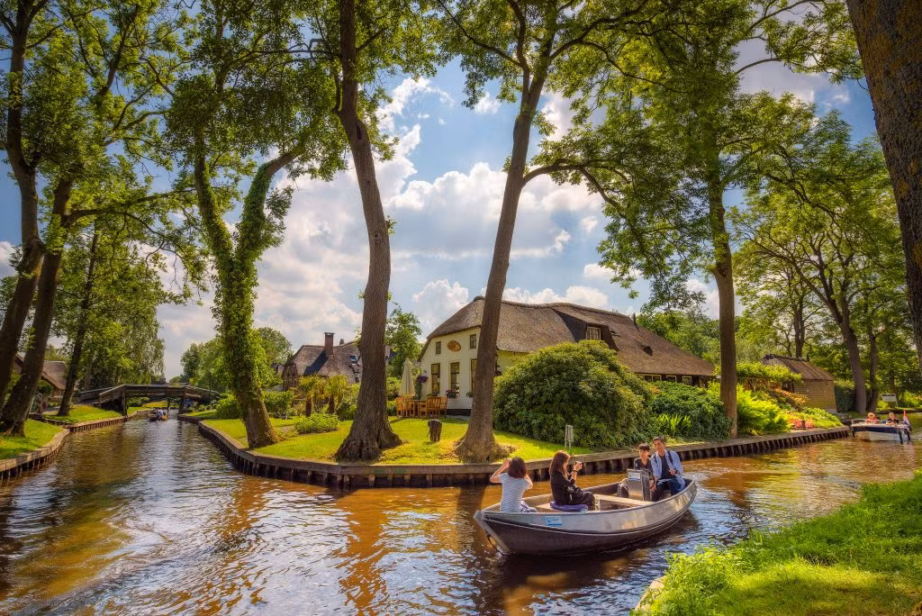 Làng Giethoorn là nơi sinh sống của khoảng 2.600 người. Xung quanh ngôi nhà của người dân có trồng rất nhiều loại hoa.