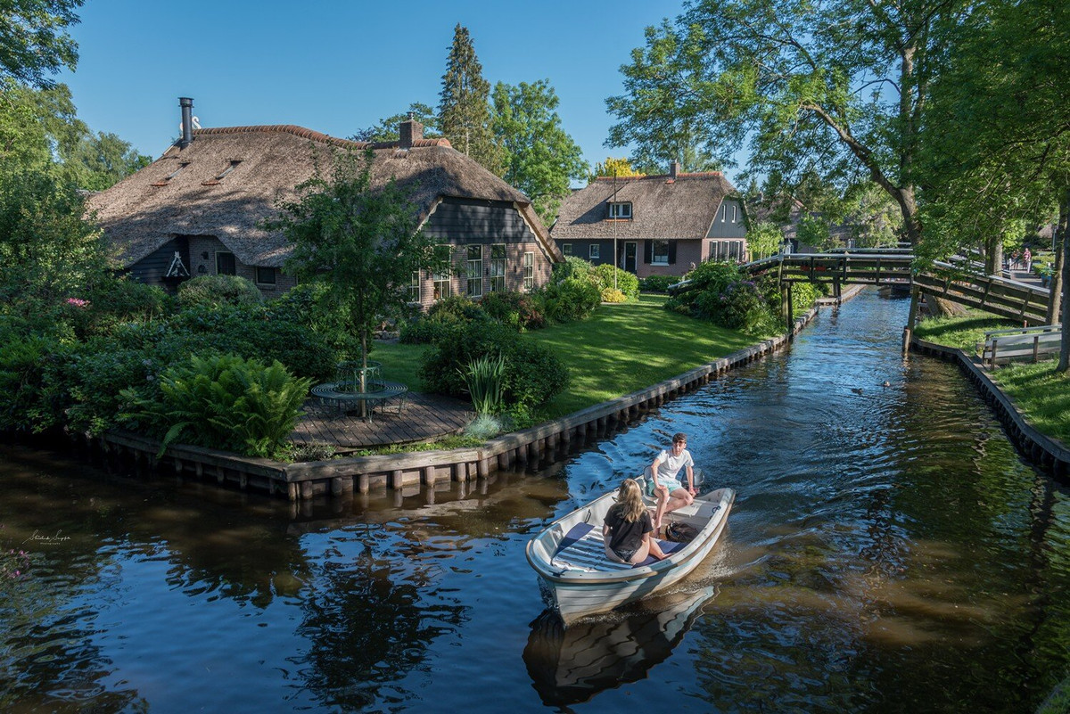 Khác với nhiều nơi trên thế giới, làng Giethoorn sạch bóng ô tô và cũng không có con đường nào. Phương tiện di chuyển tại đây là thuyền, ca nô...