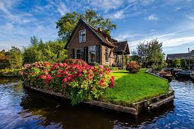 Ngôi làng Giethoorn còn được gọi với cái tên “Venice của phương Bắc”. Điều này xuất phát từ việc nơi đây có hệ thống kênh đào chằng chịt và có hơn 170 cây cầu gỗ.
