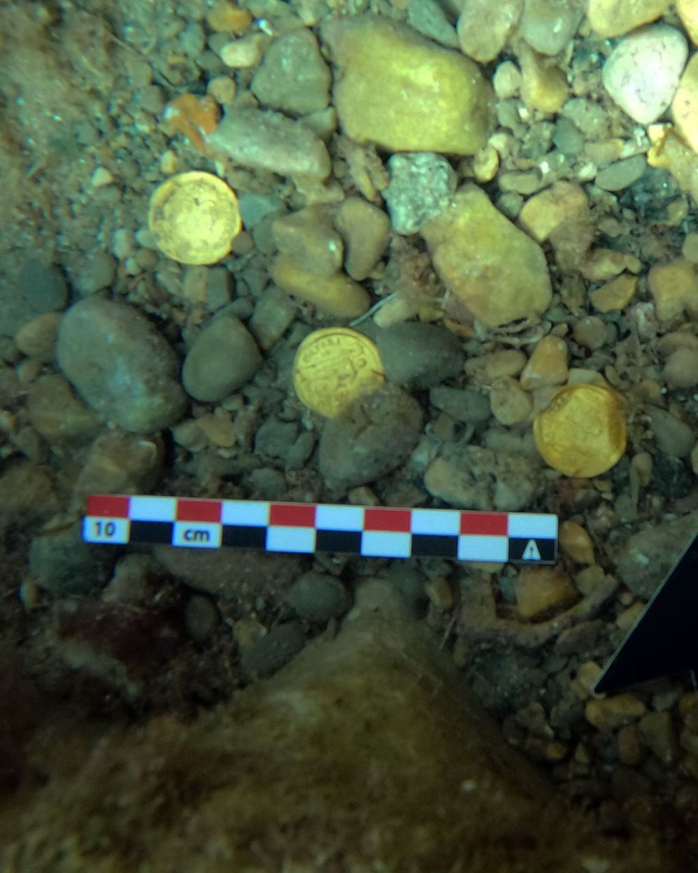 Cho rằng chúng có thể là tiền cổ nên Luis Lens và César Gimeno đã quay trở lại địa điểm đã tìm thấy những đồng tiền đầu tiên để tìm xem có còn nữa hay không.