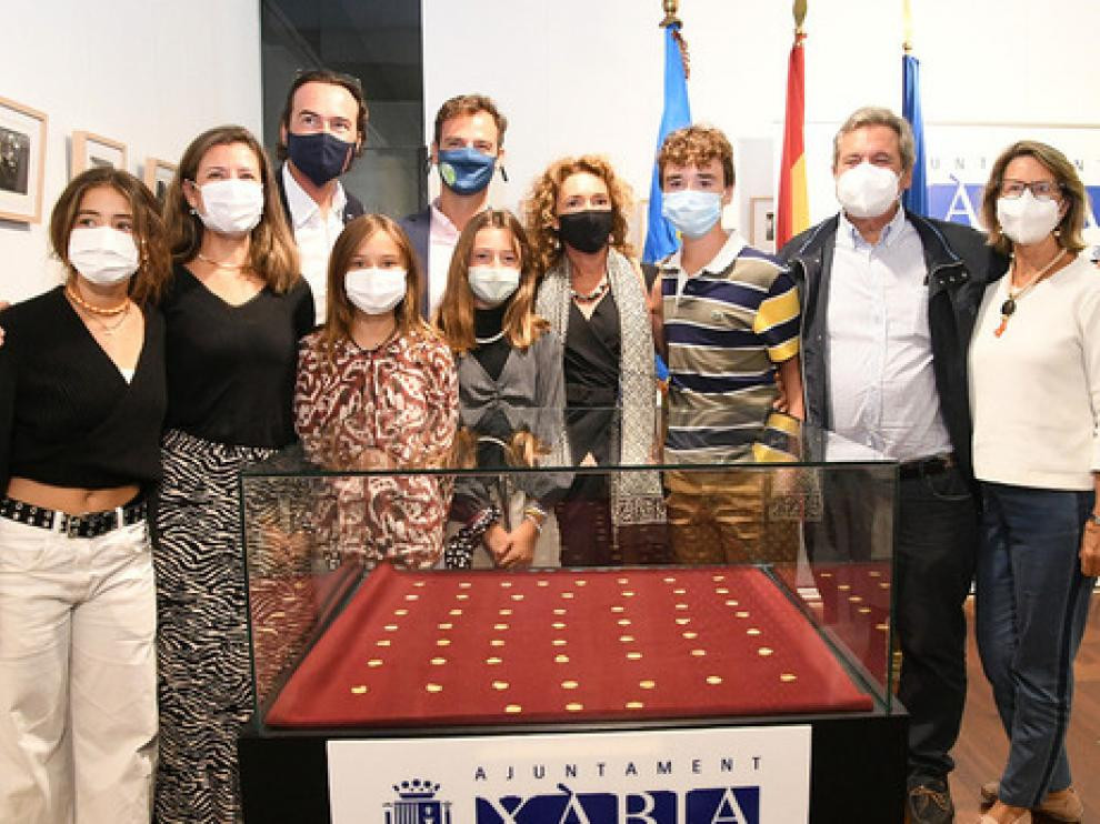 Ngoài ra có một đồng tiền vàng không xác định được khắc họa chân dung hoàng đế nào.