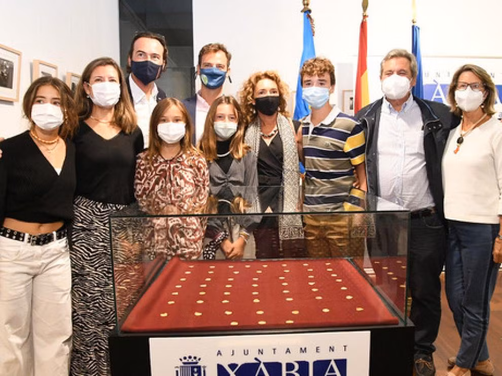 Ngoài ra có một đồng tiền vàng không xác định được khắc họa chân dung hoàng đế nào.