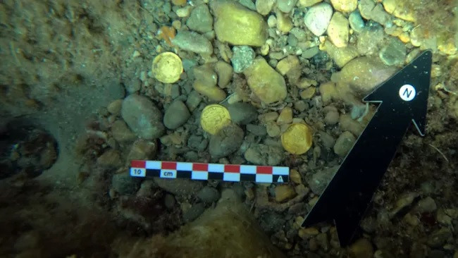 Hai thợ lặn Luis Lens và César Gimeno tình cờ phát một kho báu khủng ở độ sâu khoảng 7m ngoài khơi bờ biển Alicante, Tây Ban Nha trong lúc làm công việc thường lệ là dọn rác dưới đáy biển.