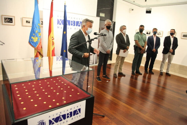 Nghiên cứu của các chuyên gia tại Đại học Alicante chỉ ra: 3 đồng tiền vàng khắc chân dung hoàng đế La Mã Valentinian I, 7 đồng tiền vàng khắc họa chân dung hoàng đế Valentinian II, 15 đồng tiền vàng khắc họa hoàng đế Theodosius I, 17 đồng khác mang gương mặt hoàng đế Arcadio và 10 đồng khắc hình ảnh hoàng đế Honorius.