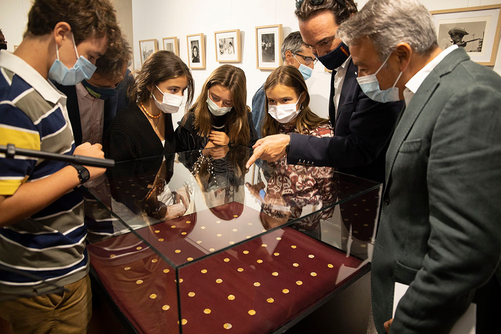 Được đúc vào thế kỷ thứ 4 và thứ 5, những đồng tiền vàng này vẫn còn sắc nét đến từng hoa văn và ký tự nhỏ khắc trên hai mặt dù đã chìm xuống đáy biển nhiều thế kỷ.