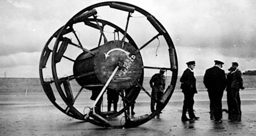 Sau đó, người ta sẽ kích hoạt các rocket để Panjandrum di chuyển lên bờ rồi lao vào bức tường phòng thủ của quân địch và phát nổ.