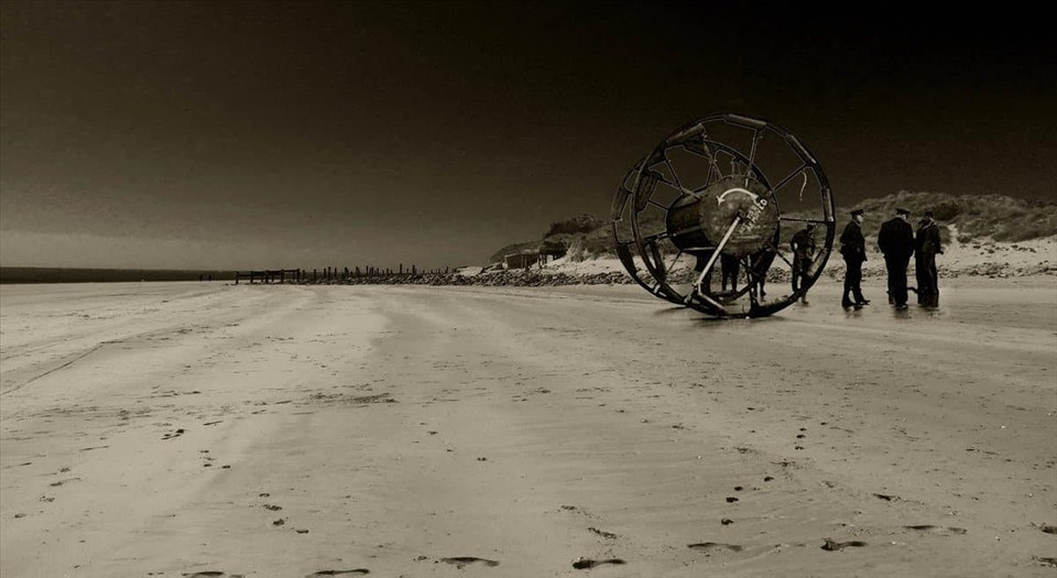 Theo đó, các chuyên gia, kỹ sư của Cục Thiết kế vũ khí hỗn hợp đã nghiên cứu, chế tạo phương tiện Panjandrum (có nghĩa kẻ hống hách) gồm 2 bánh xe lớn được kết nối với nhau bằng một ống chắc chắn. Bên trong ống chứa khoảng 1 tấn thuốc nổ.