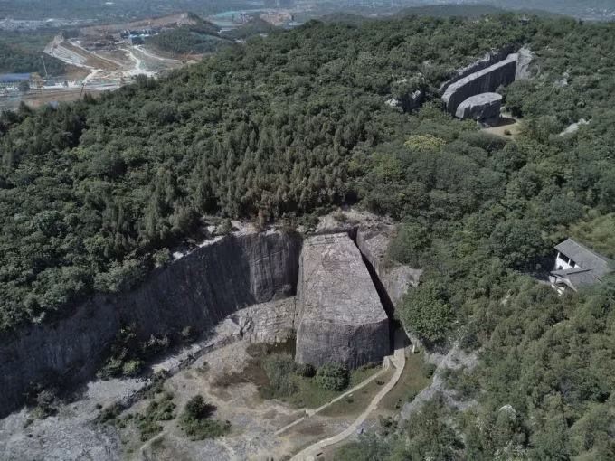 Quan viên trong triều đã nỗ lực hoàn thành tấm bia mộ khủng theo lệnh của Minh Thành Tổ. Họ huy động hàng trăm, hàng ngàn người thợ có tay nghề cao nhất để có thể tạo ra tấm bia mộ khổng lồ tại mỏ đá Dương Sơn.