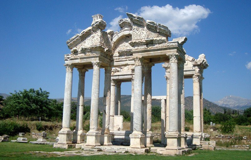 Những di tích trong đền Aphrodisias của người La Mã được bảo tồn cực kỳ tốt. Trong số này có các cột đá cao đặc trưng của kiến trúc La Mã, một rạp hát hình bán nguyệt và những khu vực xây bằng đá cẩm thạch - nơi diễn ra các cuộc họp chính trị quan trọng của giới cầm quyền.