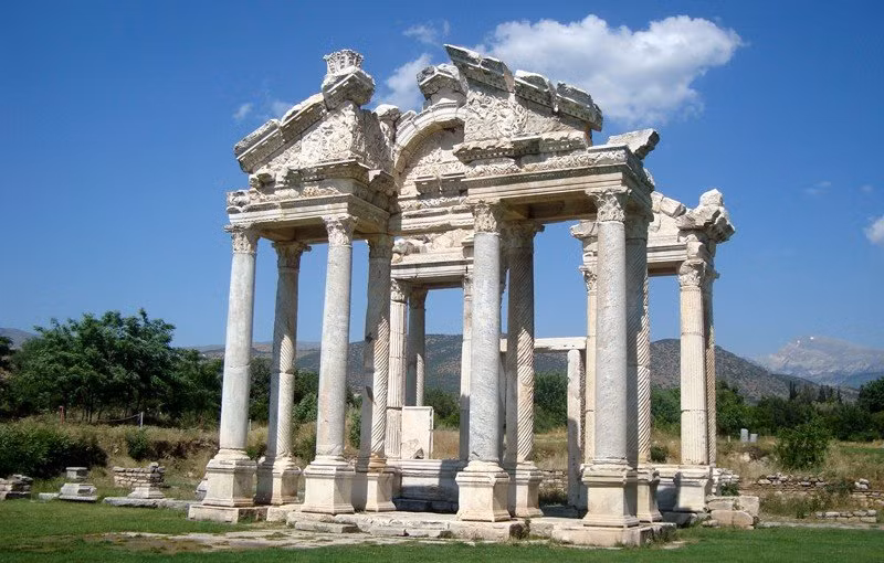Những di tích trong đền Aphrodisias của người La Mã được bảo tồn cực kỳ tốt. Trong số này có các cột đá cao đặc trưng của kiến trúc La Mã, một rạp hát hình bán nguyệt và những khu vực xây bằng đá cẩm thạch - nơi diễn ra các cuộc họp chính trị quan trọng của giới cầm quyền.