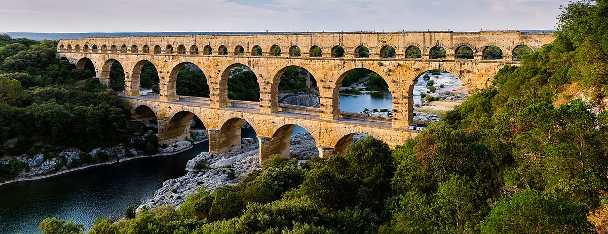 Pont du Gard là một cây cầu ba tầng nằm ở tỉnh Vers-Pont-du-Gard, phía nam nước Pháp ngày nay. Tuyệt tác kiến trúc của người La Mã cổ đại đóng vai trò dẫn nước từ vùng Vzes ở phía bắc đến thành phố Nimes ở phía nam nước Pháp.