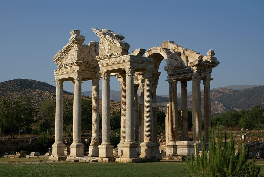 Đền Aphrodisias được đặt theo tên của nữ thần tình yêu Aphrodite trong thần thoại Hy Lạp. Nằm ở phía tây nam Thổ Nhĩ Kỳ, thuộc thung lũng thượng lưu sông Morsynus, đền Aphrodisias được UNESCO công nhận là Di sản thế giới từ năm 2017.