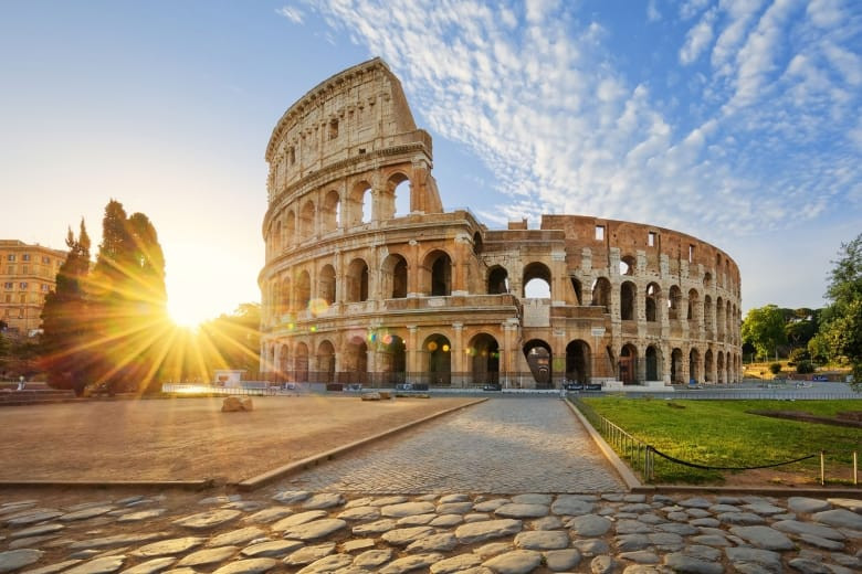 Đấu trường La Mã nằm ở Rome, Italy ngày nay là một trong những công trình "bất tử" nổi tiếng thế giới của La Mã cổ đại. Được xây dựng từ năm 72 sau Công nguyên và hoàn thành vào năm 80, công trình có chiều dài 188m, rộng 156m, cao khoảng 48m và có 240 mái vòm.