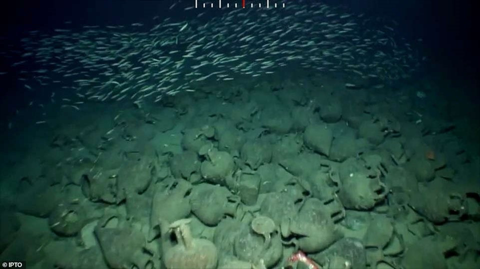 Xác tàu đắm nằm ở độ sâu hơn 220m tại khu vực giữa Neapolis - một thị trấn nhỏ ở Hy Lạp và đảo Kythera. Khu vực phát hiện xác tàu đắm khiến các chuyên gia suy đoán có thể từng là nơi hoạt động thương mại sầm uất trong khoảng 2.500 năm trước.