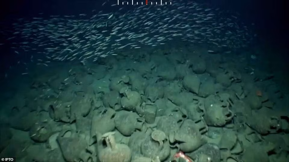 Xác tàu đắm nằm ở độ sâu hơn 220m tại khu vực giữa Neapolis - một thị trấn nhỏ ở Hy Lạp và đảo Kythera. Khu vực phát hiện xác tàu đắm khiến các chuyên gia suy đoán có thể từng là nơi hoạt động thương mại sầm uất trong khoảng 2.500 năm trước.