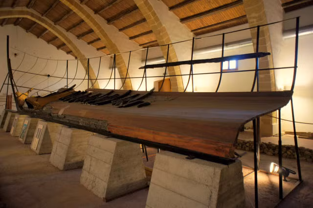 Tàu Marsala do người Carthage - dân tộc sống ở Carthage (nay là Tunisia) - chế tạo. Người Carthage đã tiến hành các cuộc chiến chống lại nền cộng hòa La Mã. Cuối cùng, người La Mã đánh bại và tiêu diệt Carthage.