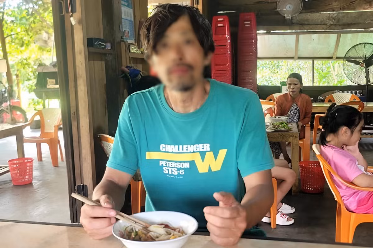 Du khach Han Quoc bi lac, tim duoc nguoi than nho chiec moc khoa xe-Hinh-3