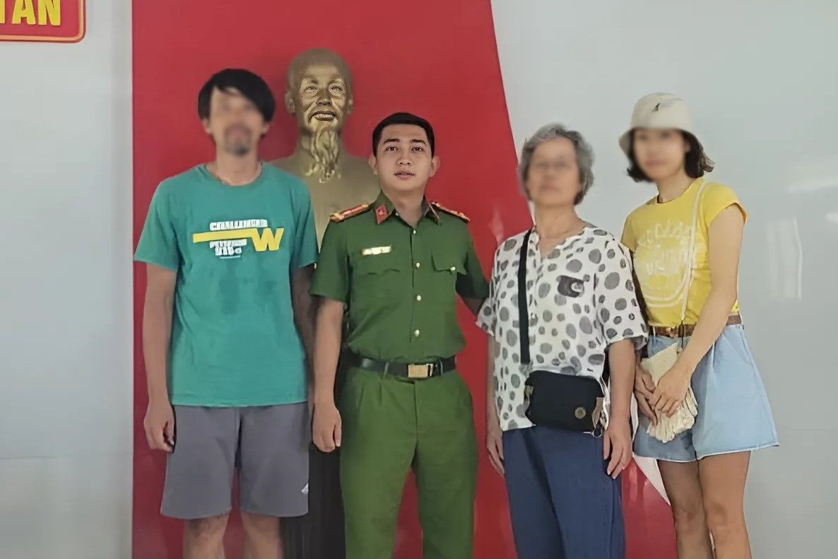 Du khách Hàn Quốc bị lạc, tìm được người thân nhờ chiếc móc khóa xe - Hình 2 Du khach Han Quoc bi lac, tim duoc nguoi than nho chiec moc khoa xe-Hinh-2