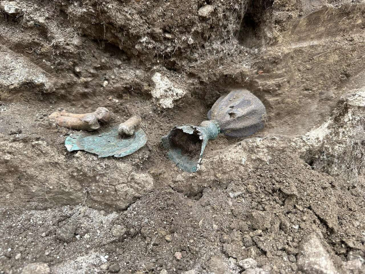 Các nhà khảo cổ đã tiến hành cuộc khai quật tại tu viện Benedictine gần hồ Tisza, hạt Heves, Hungary và có phát hiện quan trọng. Họ thông báo về việc tìm thấy kho báu quý giá.