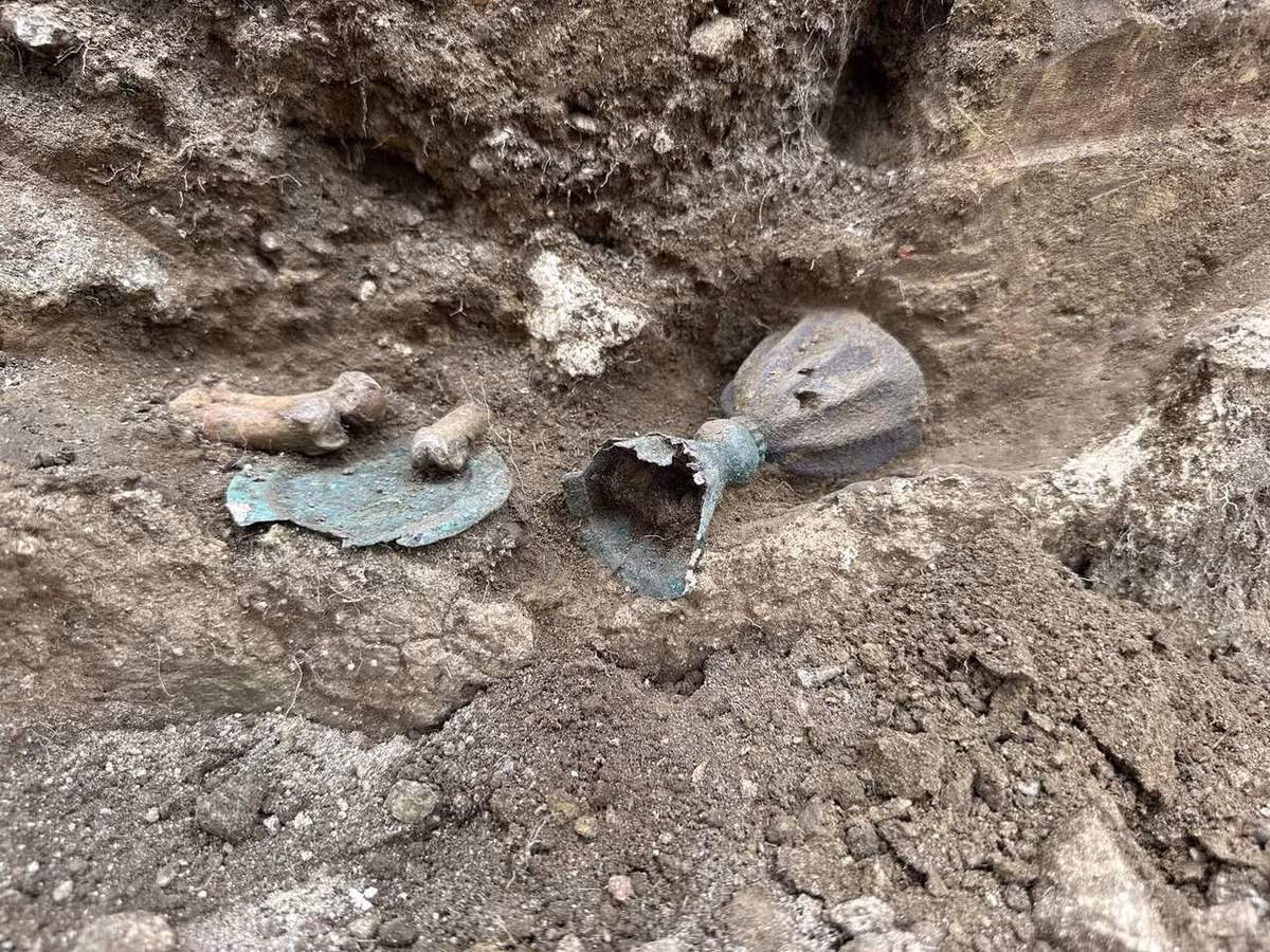 Các nhà khảo cổ đã tiến hành cuộc khai quật tại tu viện Benedictine gần hồ Tisza, hạt Heves, Hungary và có phát hiện quan trọng. Họ thông báo về việc tìm thấy kho báu quý giá.