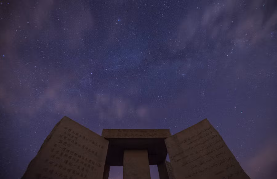 Trước đó, năm 2009, một bài viết trên tạp chí Wired có đề cập đến người đàn ông bí mật là Robert C. Christian. Người này đã thuê một công ty đá địa phương để xây dựng công trình đá Georgia Guidestones cho một “nhóm người Mỹ trung thành”.