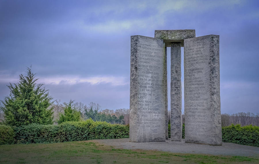 Công trình đá Georgia Guidestones gồm 4 tấm đá lớn cao khoảng 5,7m được khắc chữ lên trên và dựng xoay quanh một trụ đá. Bên trên 4 tấm đá là một tấm đá được đặt nằm ngang.