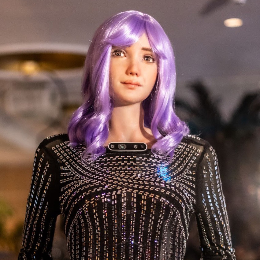 Một robot được nhiều người biết đến là Desdemona. Đây là robot ngôi sao nhạc rock trong ban nhạc Jam Galaxy nổi bật với mái tóc màu tím và trang phục sequin đã đưa ra dự đoán về tương lai của robot hình người.