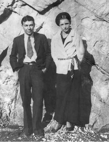 Vào ngày 23/5/1934, Bonnie và Clyde lái ô tô Ford V8 1934. Cảnh sát đã dụ cặp đôi tội phạm này di chuyển tới gần điểm phục kích. Khi Bonnie và Clyde lọt vào tầm ngắm, 6 nhân viên thực thi pháp luật của Texas đồng loạt nổ súng vào chiếc Ford đang chạy.