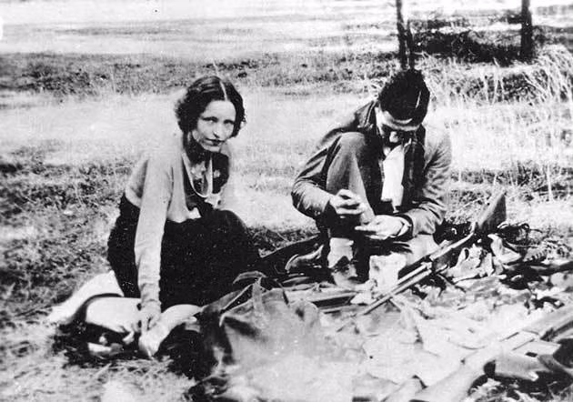 Các nhà điều tra mất nhiều thời gian để tìm ra nơi lẩn trốn của cặp tình nhân Bonnie và Clyde. Henry Methvin - một người bạn từng được cặp đôi tội phạm khét tiếng giúp trốn thoát khỏi nhà tù ở Texas hồi đầu năm 1934 - đã ra đầu thú và giúp cảnh sát dàn xếp cuộc phục kích để bắt giữ Bonnie và Clyde.