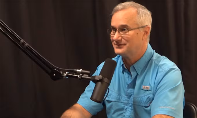  UFO là một bí ẩn lớn mà con người khao khát giải mã. Theo đó, những thông tin về vật thể bay không xác định này luôn thu hút sự quan tâm của công chúng. Trong số này, cựu phi công Mỹ, Trung tá David Fravor đã tiết lộ thông tin về UFO gây xôn xao dư luận.