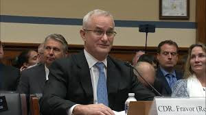 Cựu phi công Hải quân Mỹ tiết lộ khi điều khiển tiêm kích F/A-18 Super Hornet tiến gần UFO có hình dáng giống con nhộng thì nó đều tăng tốc nhanh chóng rồi biến mất. Sự việc diễn ra trong khoảng thời gian rất ngắn, chưa đầy 1 giây.