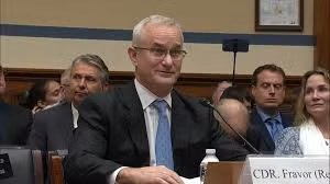 Cựu phi công Hải quân Mỹ tiết lộ khi điều khiển tiêm kích F/A-18 Super Hornet tiến gần UFO có hình dáng giống con nhộng thì nó đều tăng tốc nhanh chóng rồi biến mất. Sự việc diễn ra trong khoảng thời gian rất ngắn, chưa đầy 1 giây.