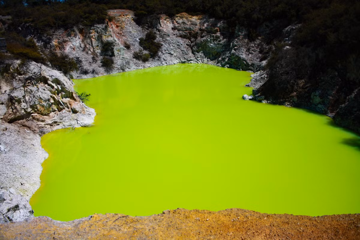 Các chuyên gia cảnh báo nước ở "Devil's Bath" có tính axit cao nên có thể làm bong tróc da nếu tiếp xúc.