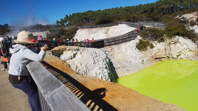 Vì vậy, giới chuyên gia khuyến cáo du khách chỉ nên ngắm nhìn vùng nước màu xanh lá cây này từ xa để đảo bảo an toàn tính mạng.