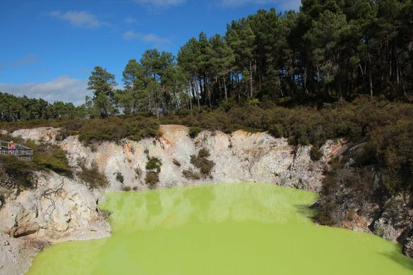 Màu nước xanh bắt mắt tại "Devil's Bath" là do sự kết hợp của khí sunfua hydro và muối sắt. Vào các thời điểm khác nhau trong ngày, nước trong ao có màu xanh khác nhau.