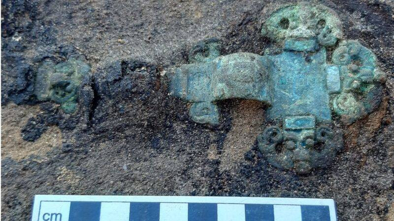 Theo các nhà nghiên cứu, hiện tượng này xảy ra ở các nơi mà đất có tính axit cao, kết hợp với thời gian chôn cất lâu và kỹ thuật sơ khai - thường là chôn trực tiếp người chết vào đất.