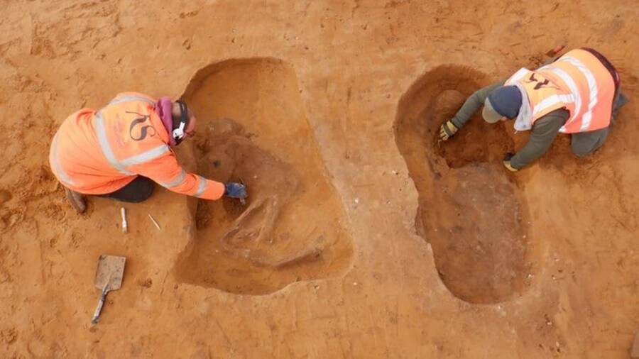 Trải qua thời gian dài, hài cốt của người quá cố bị axit trong đất phân hủy hết nhưng để lại dấu vết giống như bóng ma in rõ hình hài của người chết được chôn trong mộ.