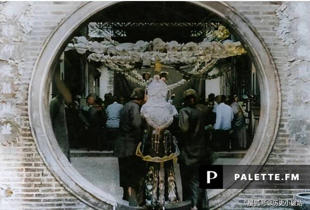 Cô dâu và chú rể đến từng bàn tiệc mời rượu họ hàng và bạn bè đã tới tham dự hôn lễ, chung vui cùng gia đình.